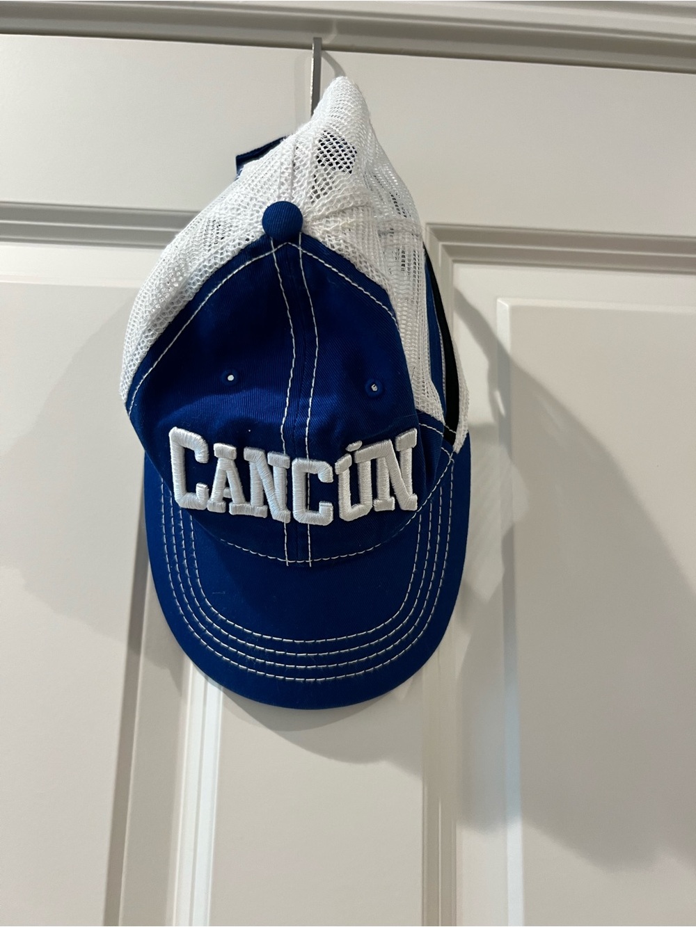 Blue and White 'CANCÚN' Mesh Trucker Cap